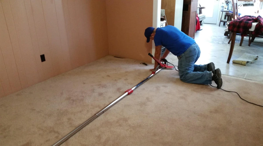 man doing carpet restretch